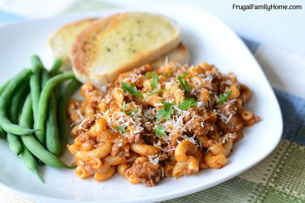 Hamburger Noodle Skillet Dinner, this is a simple comfort food that can be made in 20 minutes in a skillet. If you love easy to make recipes that don’t break the bank give this hamburger skillet recipe a try. At less than $1 a serving, it’s hard to beat.