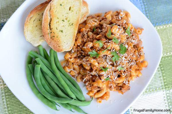 Hamburger Noodle Skillet Dinner, this is a simple comfort food that can be made in 20 minutes in a skillet. If you love easy to make recipes that don’t break the bank give this hamburger skillet recipe a try. At less than $1 a serving, it’s hard to beat.