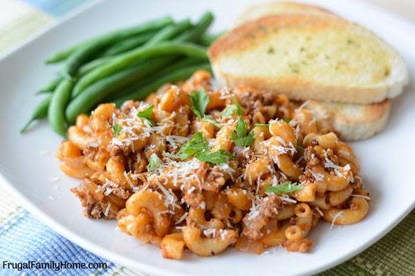 Hamburger Noodle Skillet Dinner, this is a simple comfort food that can be made in 20 minutes in a skillet. If you love easy to make recipes that don’t break the bank give this hamburger skillet recipe a try. At less than $1 a serving, it’s hard to beat.